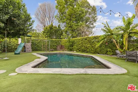 15735 Bassett St, Lake Balboa, CA 91406