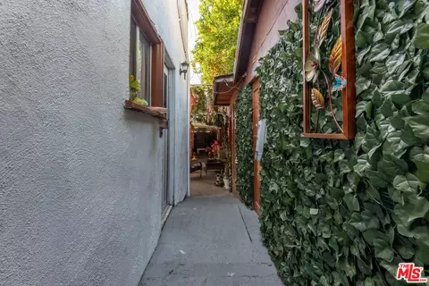 Entry Way - 1191 Sunset Ave, Pasadena, CA 91103 photo 4 of 4