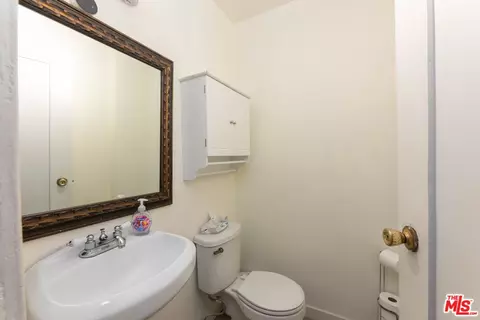 Bath - 1191 Sunset Ave, Pasadena, CA 91103 photo 3 of 3