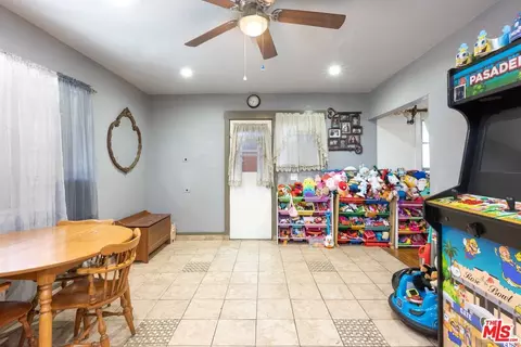 Entry Way - 1191 Sunset Ave, Pasadena, CA 91103 photo 2 of 4