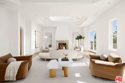 1939 Stradella Rd, Los Angeles, CA 90077