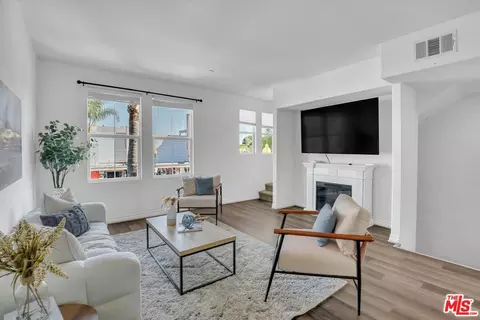 Living - 659 S A St, Oxnard, CA 93030 photo 1 of 2