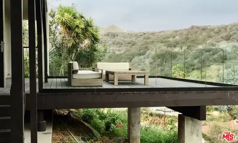 1424 Chautauqua Blvd, Pacific Palisades, CA 90272