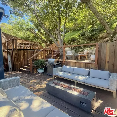 8460 Kirkwood Dr, Los Angeles, CA 90046