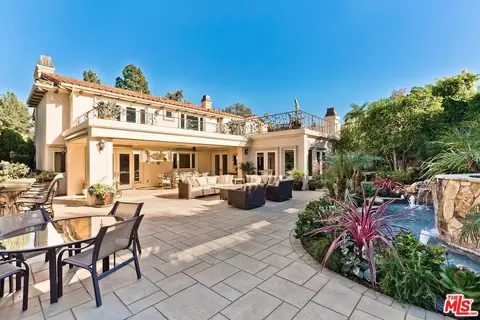 10212 Briarwood Dr, Los Angeles, CA 90077