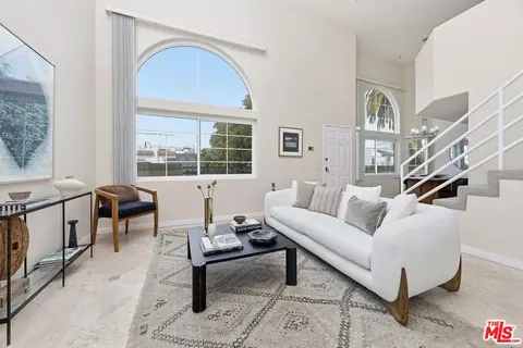 3900 Beethoven St #302, Los Angeles, CA 90066