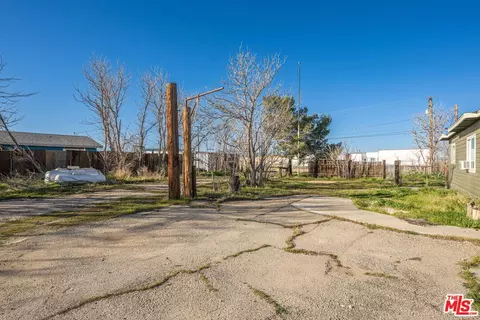 Exterior - 42450 2nd St, Lancaster, CA 93535 photo 4 of 6