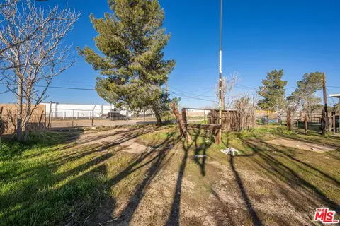 Exterior - 42450 2nd St, Lancaster, CA 93535 photo 3 of 6