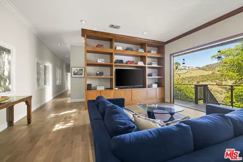 1018 N Tigertail Rd, Los Angeles, CA 90049