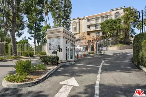4750 Templeton St #1104, Los Angeles, CA 90032