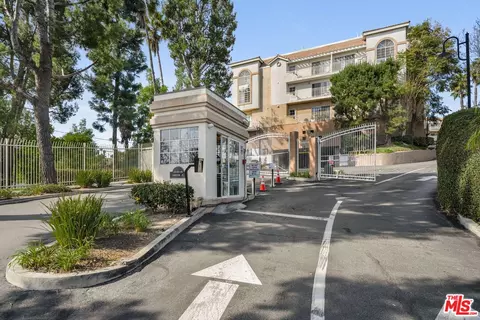 4750 Templeton St #1104, Los Angeles, CA 90032