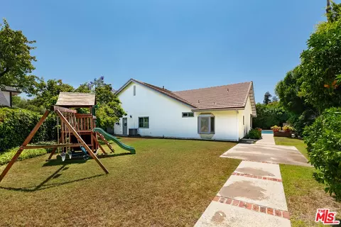 Exterior - 17341 Cumpston St, Encino, CA 91316 photo 8 of 8