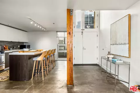 Entry Way - 615 Hampton Dr #A102, Venice, CA 90291 photo 3 of 5