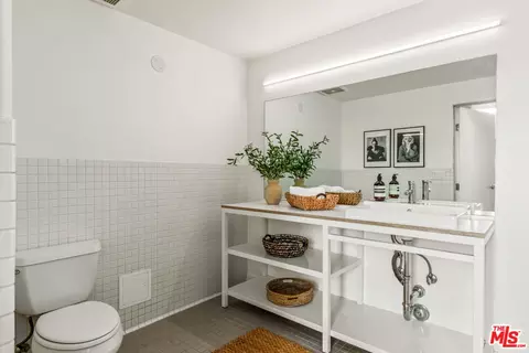 Bath - 615 Hampton Dr #A102, Venice, CA 90291 photo 1 of 2