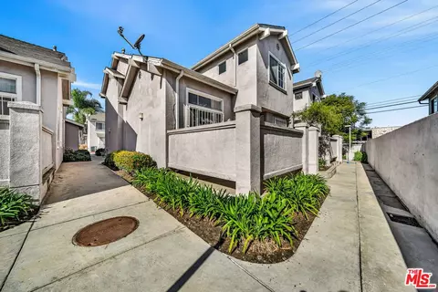 Exterior - 820 W Compton Blvd #17, Compton, CA 90220 photo 2 of 11