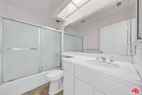 Bath - 820 W Compton Blvd #17, Compton, CA 90220 photo 2 of 2