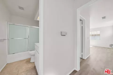 Entry Way - 820 W Compton Blvd #17, Compton, CA 90220 photo 2 of 4