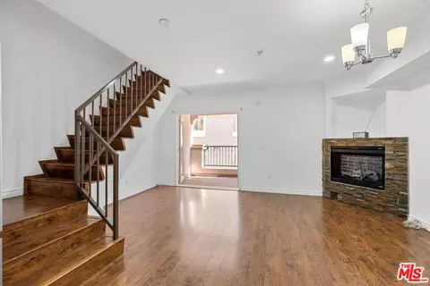 5633 Carlton Way #203, Los Angeles, CA 90028