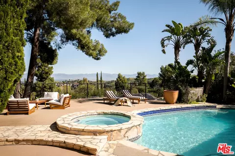 21825 Ambar Dr, Woodland Hills, CA 91364