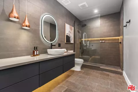 Bath - 60323 La Mirada Trl, Joshua Tree, CA 92252 photo 2 of 5
