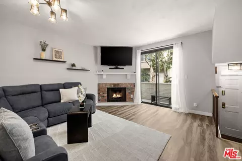 6540 Hayvenhurst Ave #3, Lake Balboa, CA 91406