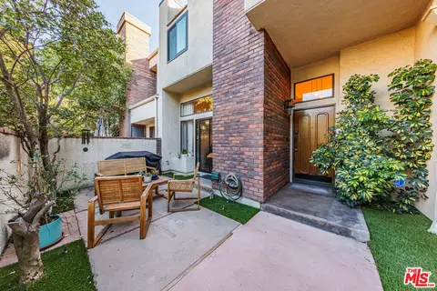 18731 Hatteras St #34, Tarzana, CA 91356