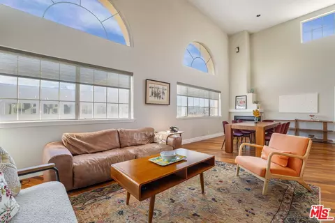 10824 Bloomfield St #304, Toluca Lake, CA 91602