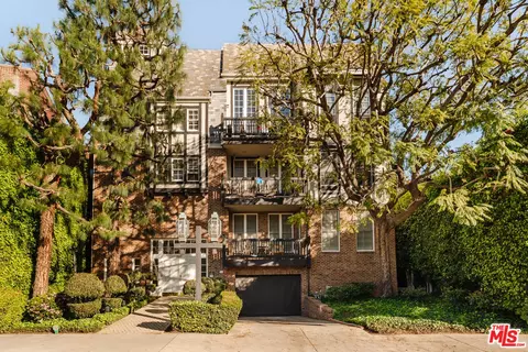 420 S Barrington Ave #101, Los Angeles, CA 90049