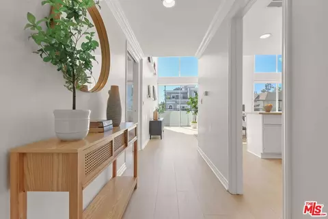 1164 Wellesley Ave #302, Los Angeles, CA 90049