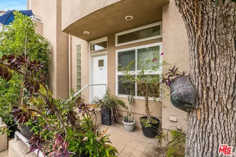10629 Woodbridge St #102, Toluca Lake, CA 91602