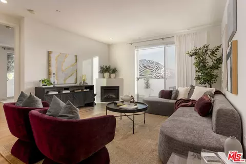 637 S Fairfax Ave #202, Los Angeles, CA 90036