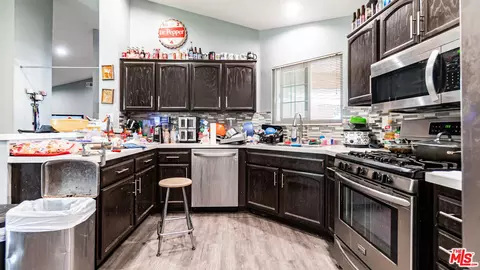 Kitchen - 650 Bluebell Pl, Oxnard, CA 93036 photo 3 of 4