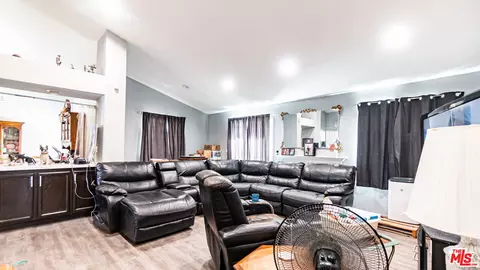 Living - 650 Bluebell Pl, Oxnard, CA 93036 photo 2 of 2