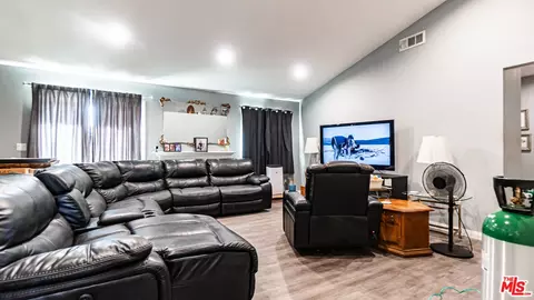 Living - 650 Bluebell Pl, Oxnard, CA 93036 photo 1 of 2