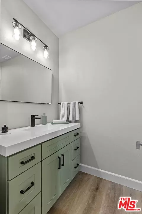Bath - 29300 Horsethief Dr, Tehachapi, CA 93561 photo 4 of 5