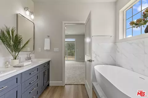 Bath - 29300 Horsethief Dr, Tehachapi, CA 93561 photo 1 of 5