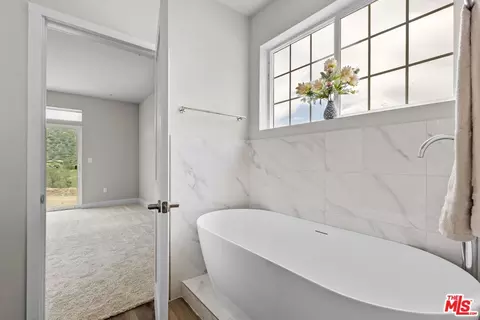 Bath - 29300 Horsethief Dr, Tehachapi, CA 93561 photo 2 of 5