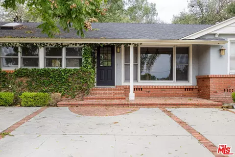 19439 Oxnard St, Tarzana, CA 91356