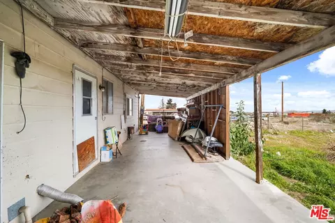 Exterior - 4120 La Mesa Rd, Phelan, CA 92371 photo 2 of 7