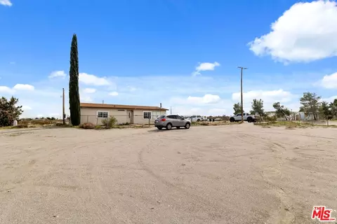 Exterior - 4120 La Mesa Rd, Phelan, CA 92371 photo 5 of 7