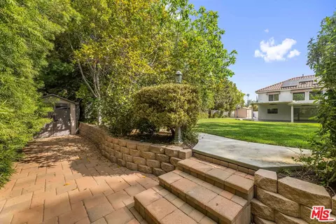 6221 Penfield Ave, Woodland Hills, CA 91367