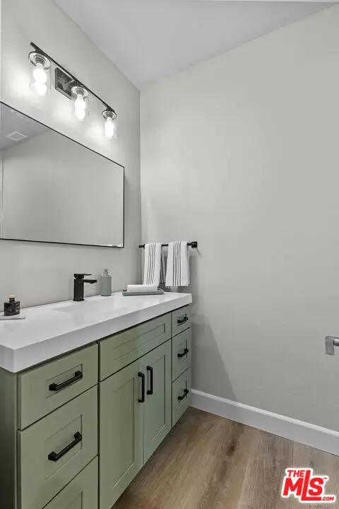 Bath - 28701 Delaware Dr, Tehachapi, CA 93561 photo 3 of 4
