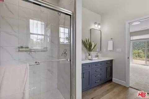 Bath - 28701 Delaware Dr, Tehachapi, CA 93561 photo 1 of 4