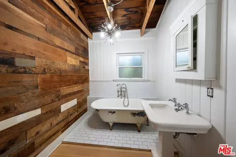 Bath - 1801 Shell Ave, Venice, CA 90291 photo 1 of 1