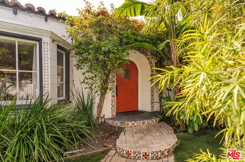 8260 Oakwood Ave, Los Angeles, CA 90048