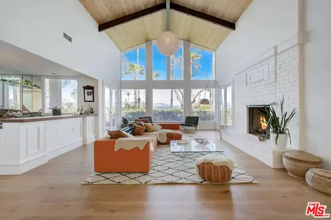 4915 Winnetka Ave, Woodland Hills, CA 91364