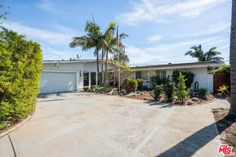11332 Loch Lomond Rd, Los Alamitos, CA 90720