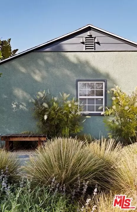 19021 Erwin St, Tarzana, CA 91335 photo 2
