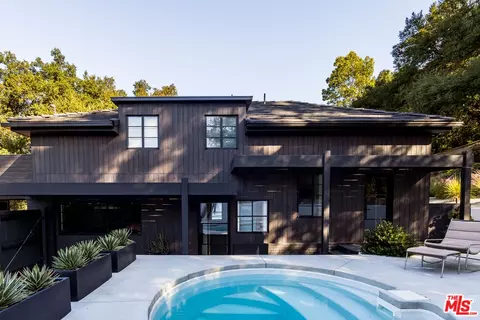 3860 Kingswood Rd, Sherman Oaks, CA 91403