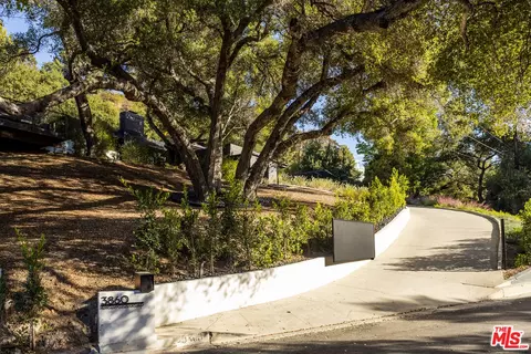 3860 Kingswood Rd, Sherman Oaks, CA 91403
